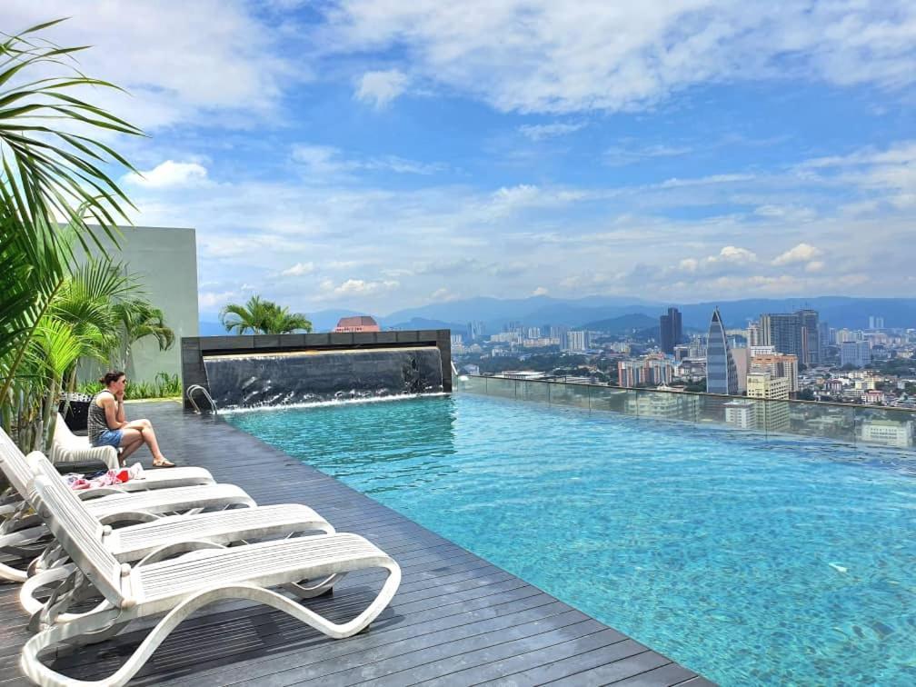 Regalia Suites Klcc View Rooftop Infinity Pool By Angkasa Homes Kuala Lumpur Exterior photo