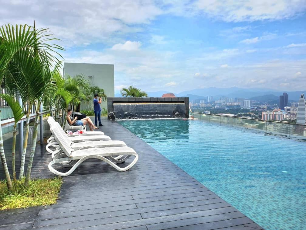 Regalia Suites Klcc View Rooftop Infinity Pool By Angkasa Homes Kuala Lumpur Exterior photo